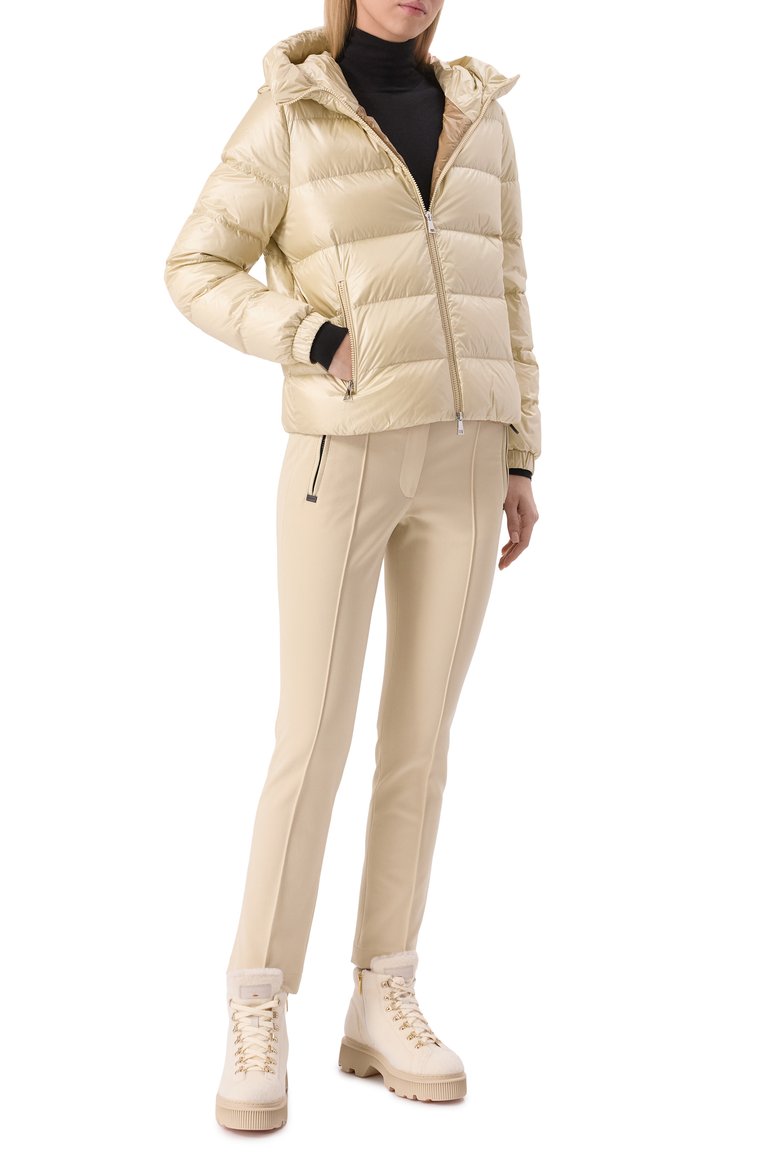 Женский пуховик biron MONCLER кремового цвета, арт. 1A000-91-597WN | Фото 2 (Длина (верхняя одежда): Короткие; Материал подклада: Синтетический материал; Рукава: Длинные; Кросс-КТ: Пуховик; Стили: Кэжуэл; Материал внешний: Синтетический материал)