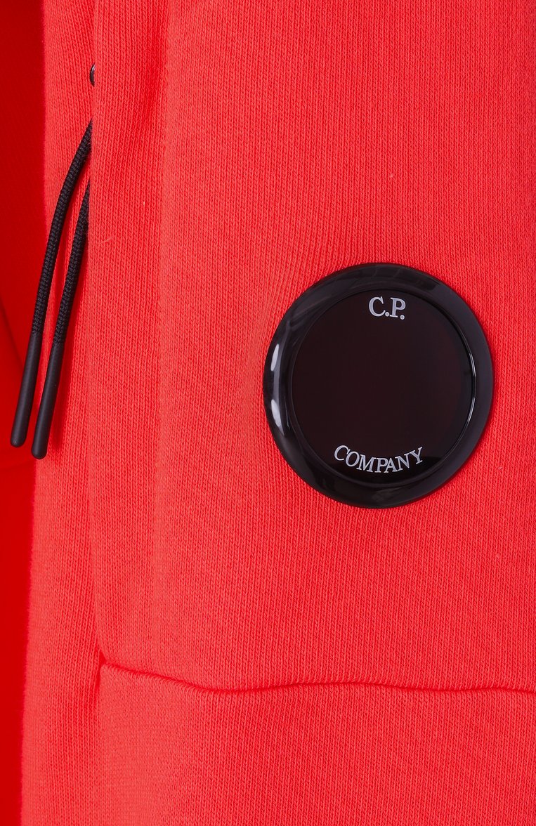 Мужской хлопковое худи C.P. COMPANY красного цвета, арт. 18CMSS024A005086W | Фото 6 (Материал внешний: Хлопок; Длина (для топов): Стандартные; Материал сплава: Проставлено; Рукава: Длинные; Драгоценные камни: Проставлено; Принт: Без принта; Мужское Кросс-КТ: Худи-одежда; Стили: Спорт-шик)