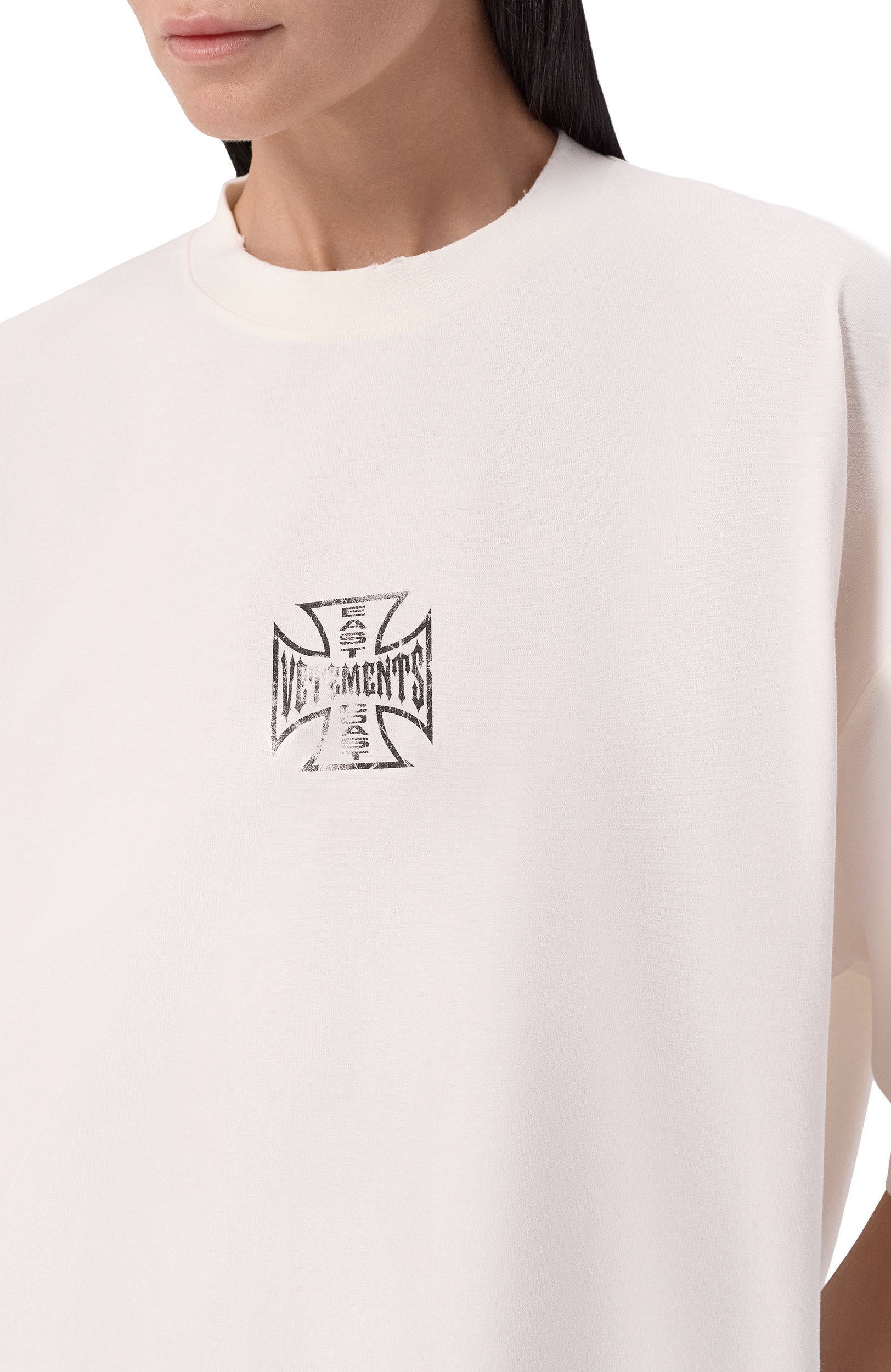 Хлопковая футболка VETEMENTS белого цвета по цене 66900 руб., арт. MH27TR196W, фото 5 Хлопковая футболка VETEMENTS, арт. MH27TR196W, фото 5