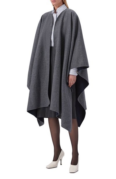 Двусторонний шерстяной кейп señora SANCHY серого цвета по цене 43400 руб., арт. AW25.54.01/80, фото 3 Двусторонний шерстяной кейп señora SANCHY, арт. AW25.54.01/80, фото 3