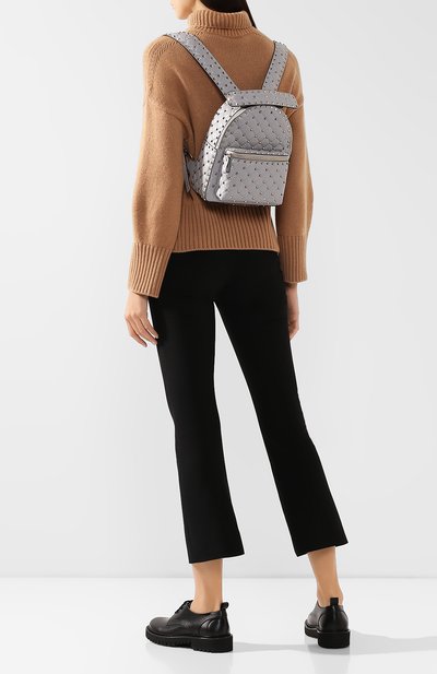 Рюкзак rockstud spike small VALENTINO светло-серого цвета по цене 266500 руб., арт. SW2B0C48/NAP, фото 2 Рюкзак rockstud spike small VALENTINO, арт. SW2B0C48/NAP, фото 2