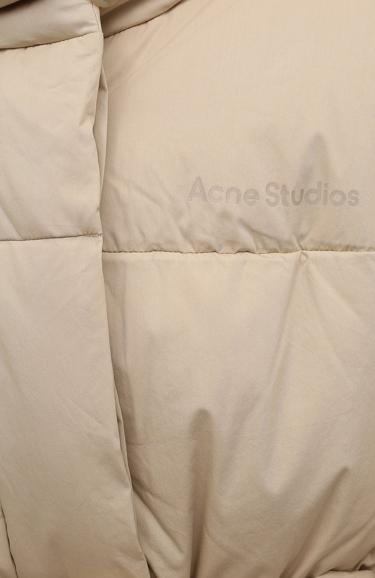 Женский пуховик ACNE STUDIOS бежевого цвета, арт. A90365 | Фото 5 (Длина (верхняя одежда): До середины бедра; Материал подклада: Синтетический материал; Материал утеплителя: Пух и перо; Материал внешний: Хлопок; Рукава: Длинные; Кросс-КТ: Пуховик; Стили: Спорт-шик)