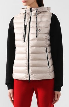 Женский пуховый жилет MONCLER светло-серого цвета, арт. E1-093-48324-98-C0000 | Фото 3 (Материал утеплителя: Пух и перо; Материал подклада: Синтетический материал; Статус проверки: Проверена категория; Длина (верхняя одежда): Короткие; Материал внешний: Синтетический материал; Женское Кросс-КТ: Верхняя одежда; Кросс-КТ: Пуховик; Драгоценные камни: Проставлено; Материал сплава: Проставлено)