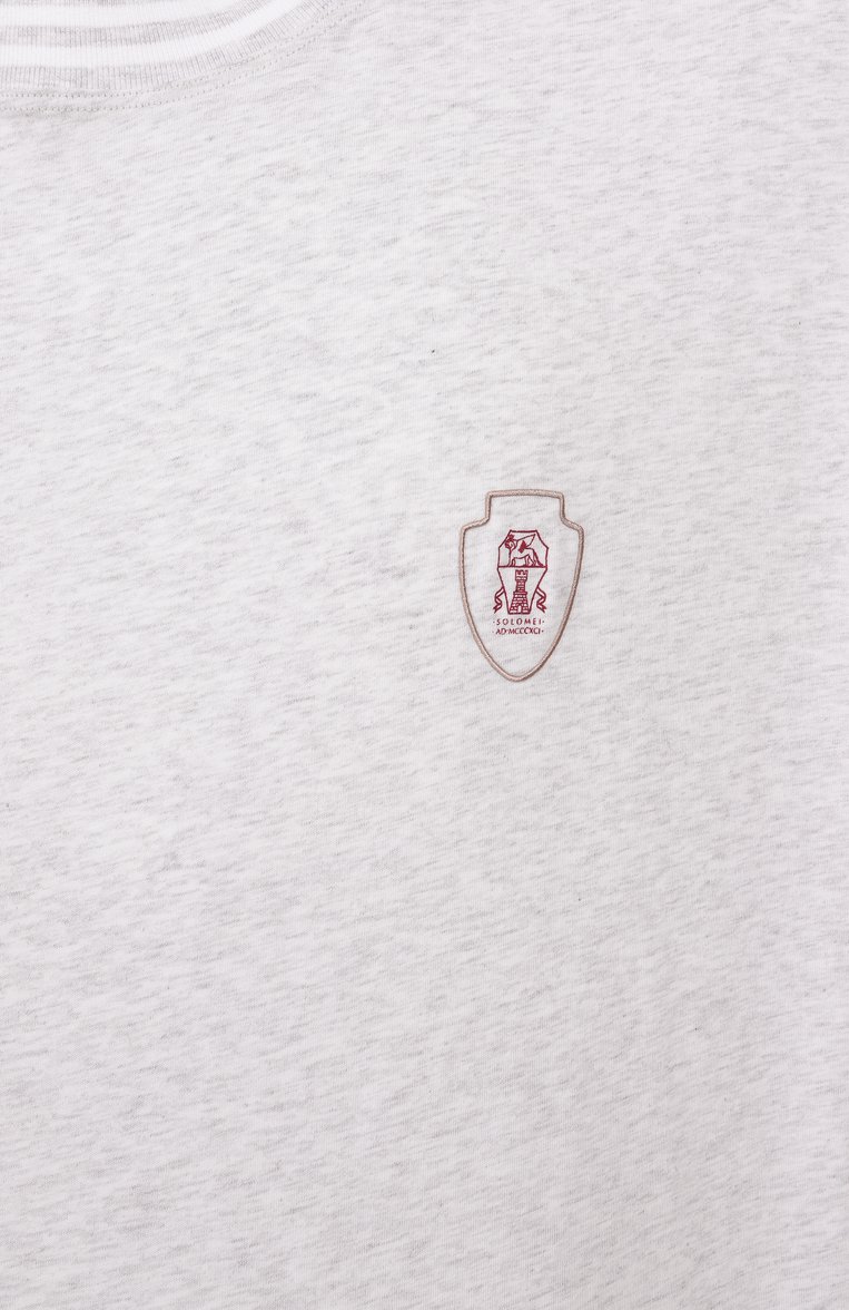 Мужская хлопковая футболка BRUNELLO CUCINELLI светло-серого цвета, арт. M0B131386W | Фото 6 (Материал внешний: Хлопок; Длина (для топов): Удлиненные; Рукава: Короткие; Мужское Кросс-КТ: Футболка-одежда; Принт: Без принта; Стили: Кэжуэл; Big sizes: Big Sizes; Автоматизация ТО: Проставлено; Автоматизация состава: Проставлено; Детали: Декор; Размерность: Идёт в размер)