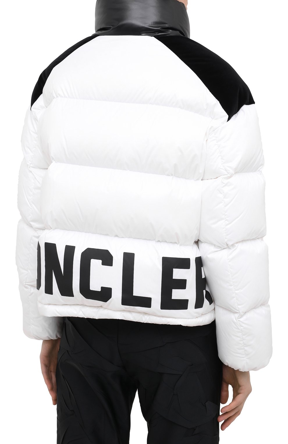 Пуховик MONCLER белого цвета по цене 82850 руб., арт. F2-093-1A52B-00-C0232, фото 4 Пуховик MONCLER, арт. F2-093-1A52B-00-C0232, фото 4