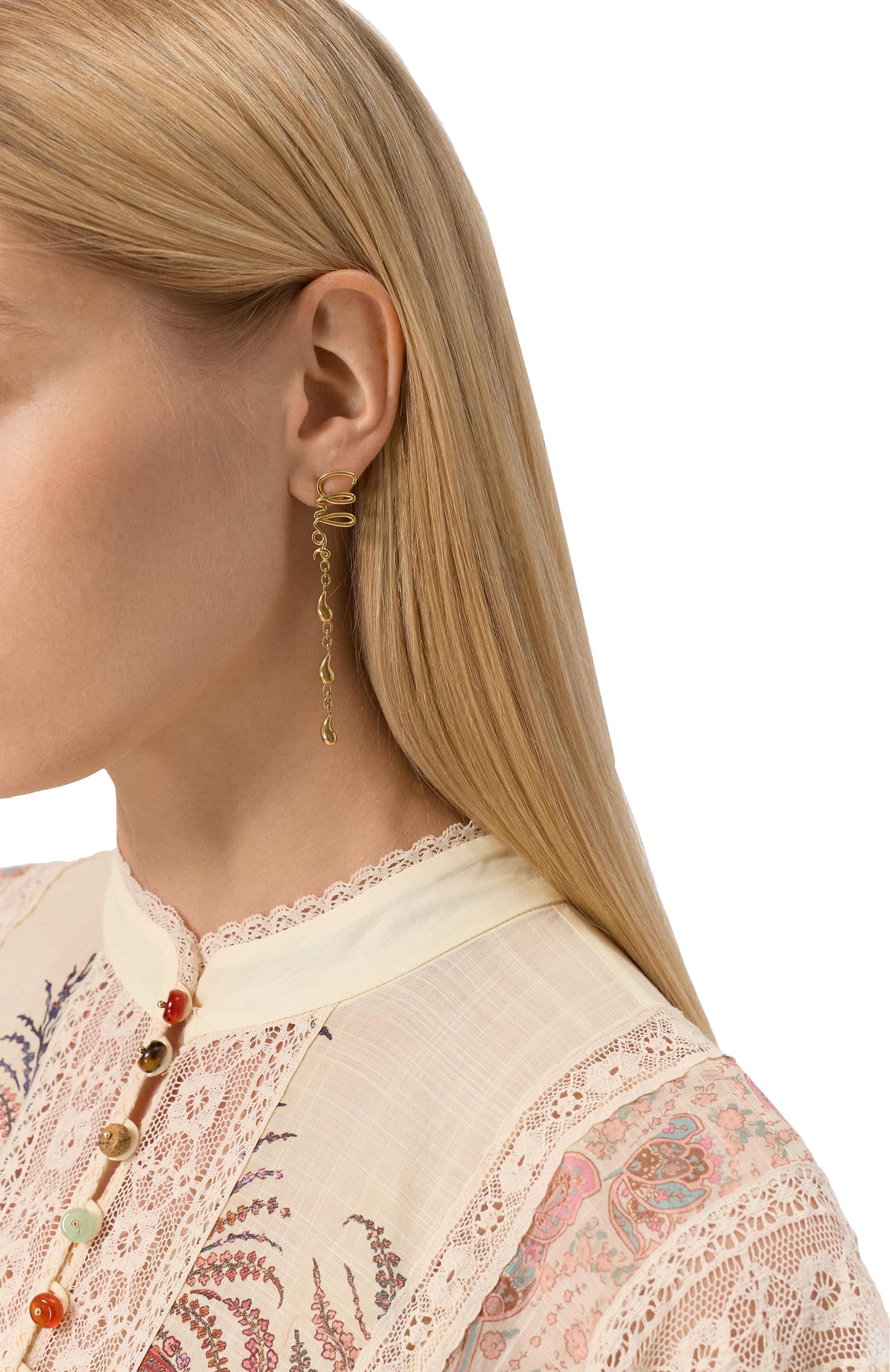 Серьги CHLOÉ золотого цвета по цене 49150 руб., арт. CHC24WFE05CB7, фото 2 Серьги CHLOÉ, арт. CHC24WFE05CB7, фото 2