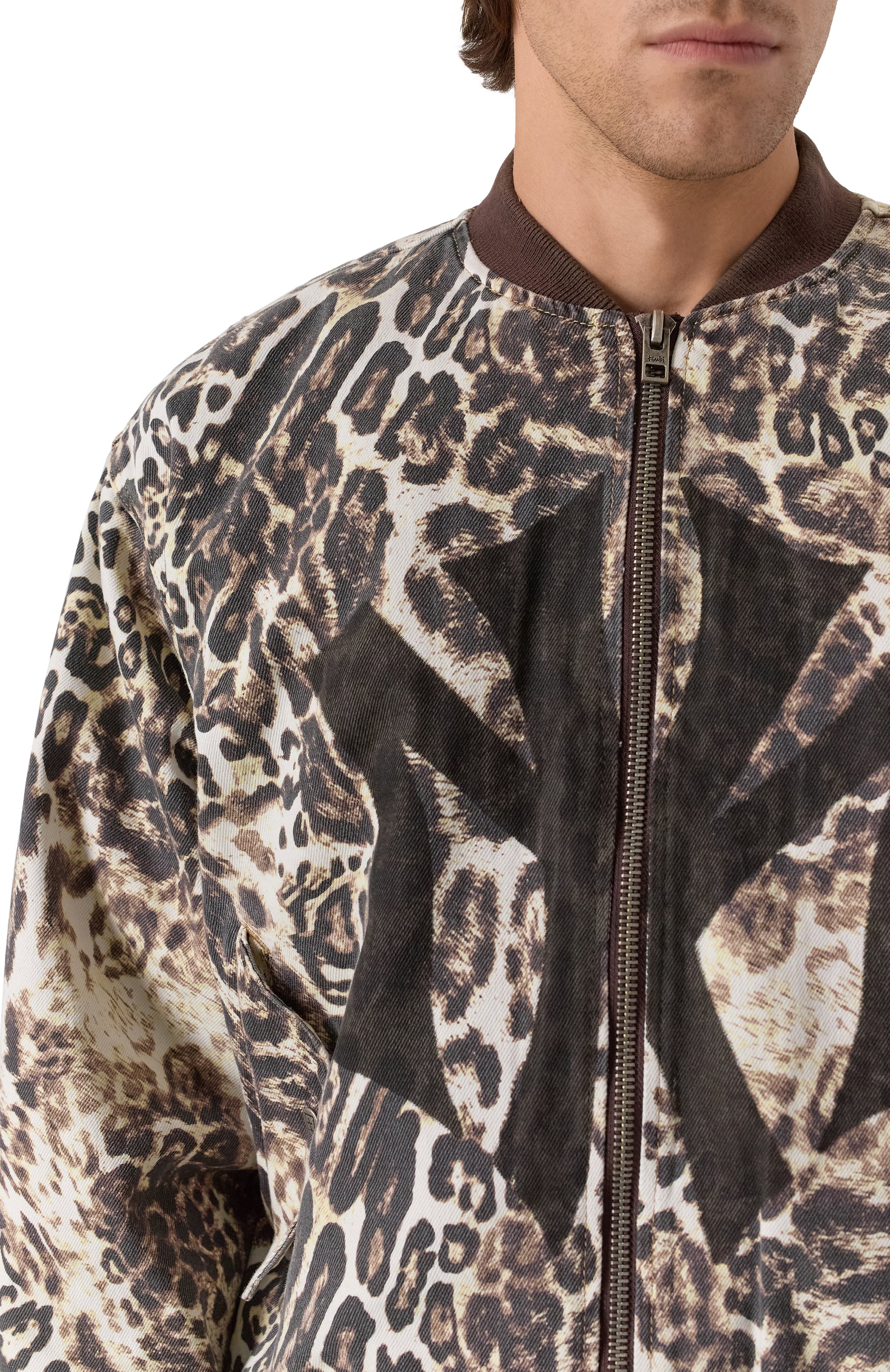 Джинсовый бомбер ksubi x mowalola KSUBI леопардового цвета по цене 108000 руб., арт. KXM25JK004, фото 5 Джинсовый бомбер ksubi x mowalola KSUBI, арт. KXM25JK004, фото 5