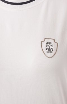 Женская хлопковая футболка BRUNELLO CUCINELLI белого цвета, арт. M0T81VD110 | Фото 6 (Материал сплава: Проставлено; Драгоценные камни: Проставлено; Длина (для топов): Стандартные; Рукава: Короткие; Принт: Без принта; Стили: Кэжуэл; Материал внешний: Хлопок)