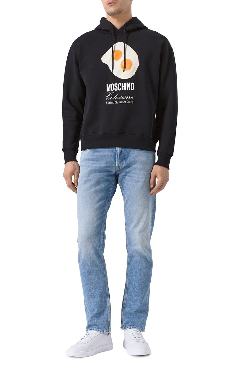 Мужской хлопковое худи MOSCHINO черного цвета, арт. A1708/0228 | Фото 2 (Длина (для топов): Стандартные; Рукава: Длинные; Принт: С принтом; Мужское Кросс-КТ: Худи-одежда; Стили: Спорт-шик; Материал внешний: Хлопок; Автоматизация ТО: Проставлено; Автоматизация состава: Проставлено; Детали: Без декора)