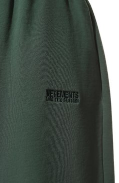 Женские хлопковые джоггеры VETEMENTS зеленого цвета, арт. UA53SP600P 1606/W | Фото 5 (Длина (�брюки, джинсы): Стандартные; Женское Кросс-КТ: Брюки-одежда, Джоггеры - брюки; Силуэт Ж (брюки и джинсы): Джоггеры; Материал сплава: Проставлено; Материал внешний: Хлопок; Стили: Спорт-шик; Драгоценные камни: Проставлено)