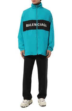 Мужская куртка BALENCIAGA бирюзового цвета, арт. 725302/TN019 | Фото 2 (Рукава: Длинные; Длина (верхняя одежда): До середины бедра; Материал внешний: Синтетический материал; Материал сплава: Проставлено; Стили: Спорт-шик; Материал подклада: Синтетический материал; Драгоценные камни: Проставлено; Кросс-КТ: Ветровка)