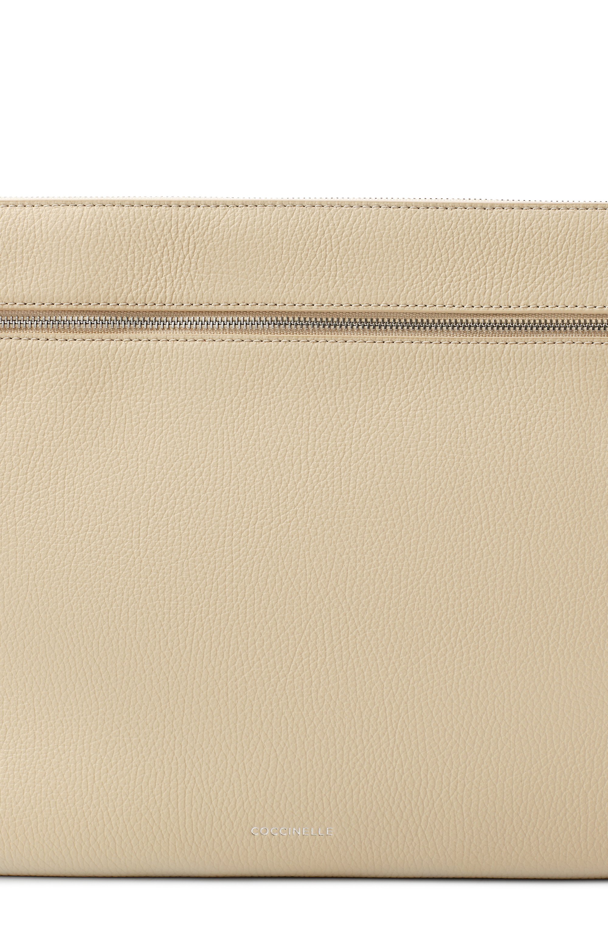 Чехол для ноутбука COCCINELLE светло-бежевого цвета по цене 13650 руб., арт. E5 MUK 86 01 01, фото 4 Чехол для ноутбука COCCINELLE, арт. E5 MUK 86 01 01, фото 4