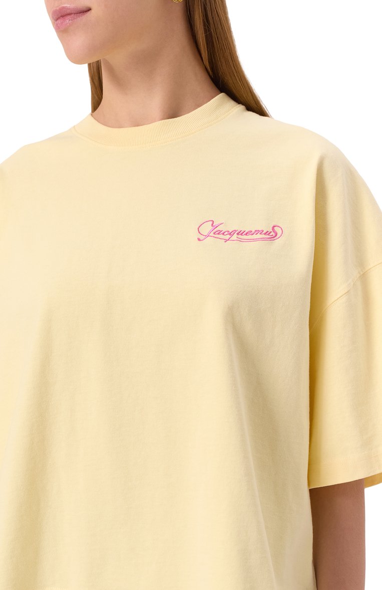 Женская хлопковая футболка JACQUEMUS желтого цвета, арт. 25E251JS216 | Фото 5 (Длина (для топов): Стандартные; Материал внешний: Хлопок; Стили: Кэжуэл; Женское Кросс-КТ: Футболка-одежда; Рукава: Короткие; Принт: С принтом)