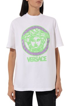 Женская хлопковая футболка VERSACE белого цвета, арт. 1010848/1A08262 | Фото 3 (Рукава: Короткие; Длина (для топов): Стандартные; Принт: С принтом; Материал сплава: Проставлено; Материал внешний: Хлопок; Стили: Спорт-шик; Женское Кросс-КТ: Футболка-одежда; Драгоценные камни: Прос�тавлено)