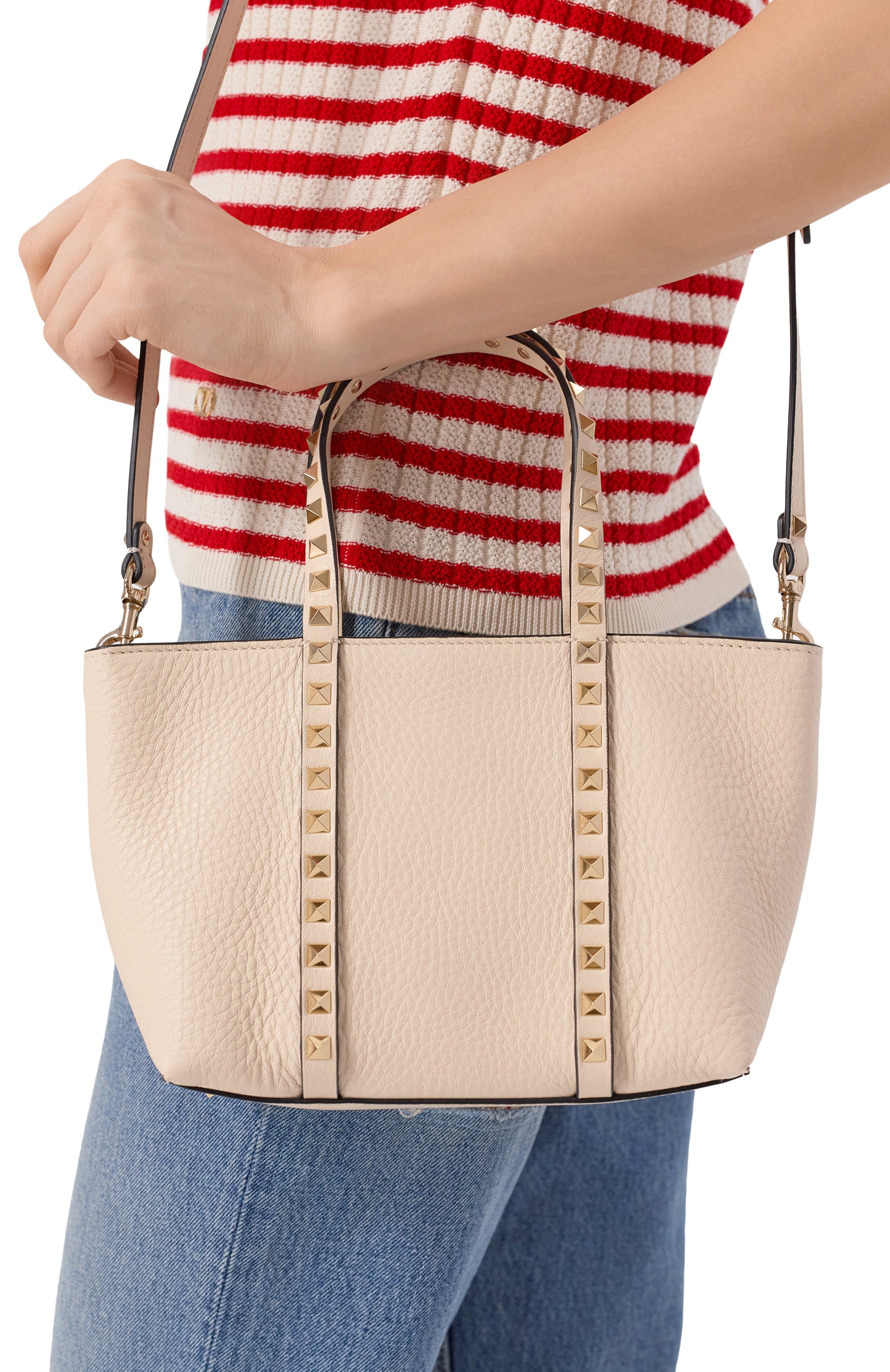 Сумка rockstud mini VALENTINO кремового цвета по цене 229000 руб., арт. 8W2B0R05/VSF, фото 2 Сумка rockstud mini VALENTINO, арт. 8W2B0R05/VSF, фото 2