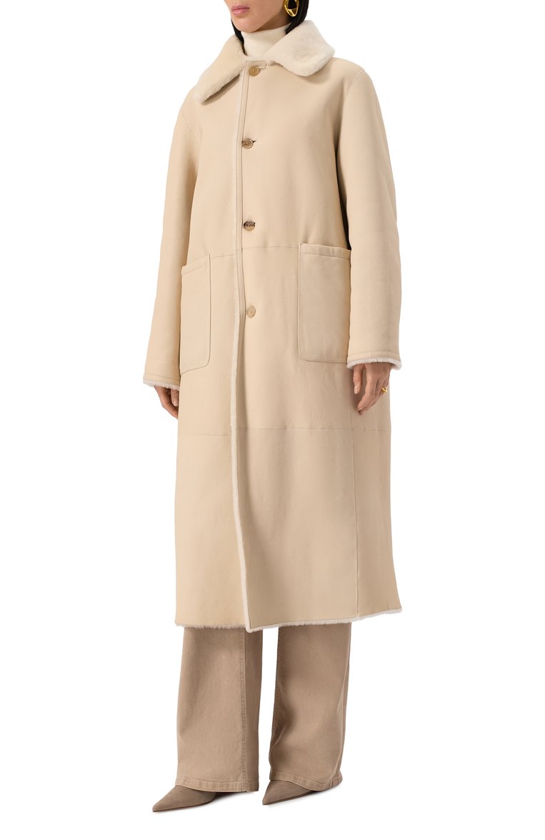 Женская двусторонняя дубленка из овчины KITON кремового цвета, арт. D58671K0546F02 | Фото 8 (Длина (верхняя одежда): Длинные; Рукава: Длинные; Материал внешний: Натуральный мех; Кросс-КТ: Куртка; Стили: Кэжуэл)