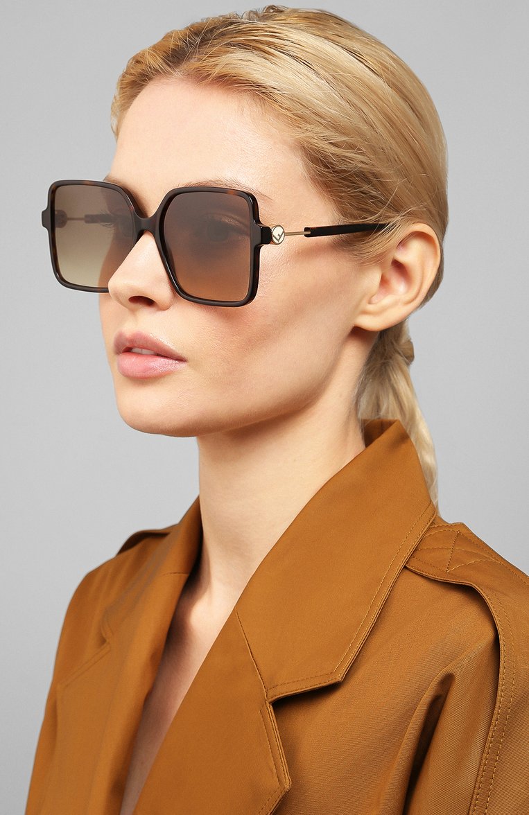 Женские солнцезащитные очки FENDI коричневого цвета, арт. 0411 086 | Фото 2 (Тип очков: С/з; Региональные ограничения белый список (Axapta Mercury): Не проставлено; Нос: Не проставлено; Материал: Пластик, Металл; Очки форма: Квадратные; Оптика Гендер: оптика-женское)