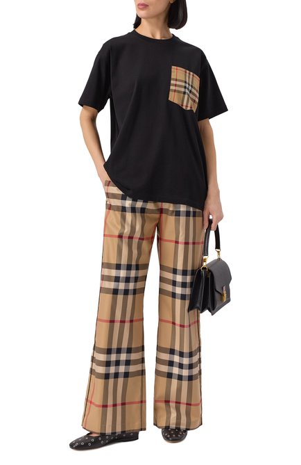 Женская хлопковая футболка BURBERRY черного цвета, арт. 8103970 | Фото 2 (Материал сплава: Проставлено; Длина (для топов): Стандартные; Рукава: Короткие; Материал внешний: Хлопок; Драгоценные камни: Проставлено)