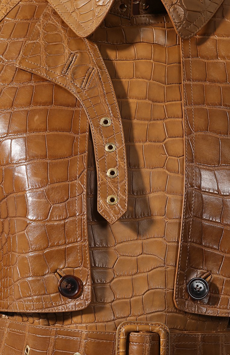 Женский тренч из кожи аллигатора BURBERRY светло-коричневого цвета, арт. 4560871 | Фото 5 (Рукава: Длинные; Женское Кросс-КТ: Замша и кожа; Длина (верхняя одежда): До колена; Стили: Классический, Кэжуэл; Материал внешний: Экзотическая кожа; Кросс-КТ: Куртка)