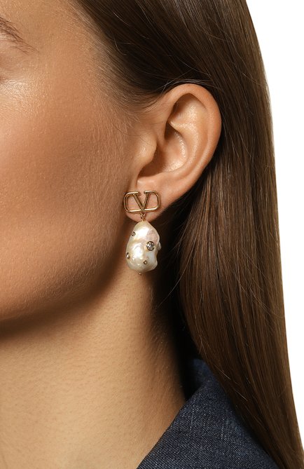 Женские серьги VALENTINO золотого цвета, арт. 5W2J0W69/QVS | Фото 2 (Нос: Не проставлено; Материал: Металл; Материал сплава: Проставлено)