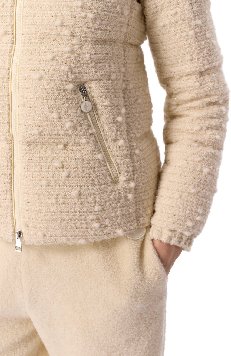 Женский пуховик fourmines MONCLER кремвого цвета, арт. 1A001-60-5980U | Фото 6 (Рукава: Длинные; Длина (верхняя одежда): Короткие; Материал подклада: Синтетический материал; Драгоценные камни: Проставлено; Материал сплава: Проставлено; Стили: Кэжуэл; Кросс-КТ: Пуховик; Материал внешний: Синтетический материал)