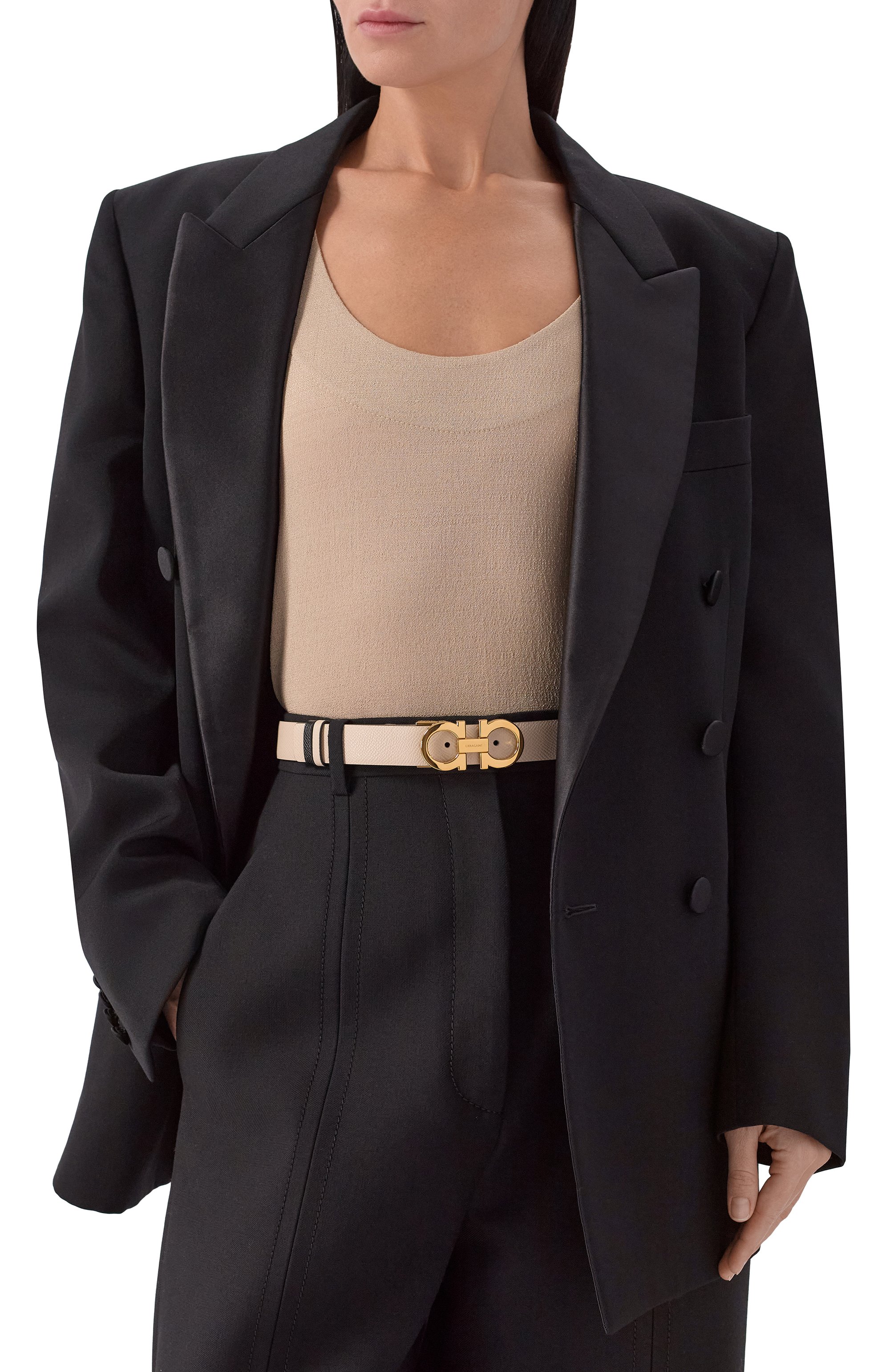 Двусторонний ремень gancini FERRAGAMO кремового цвета по цене 52550 руб., арт. 23A565/615288, фото 2 Двусторонний ремень gancini FERRAGAMO, арт. 23A565/615288, фото 2