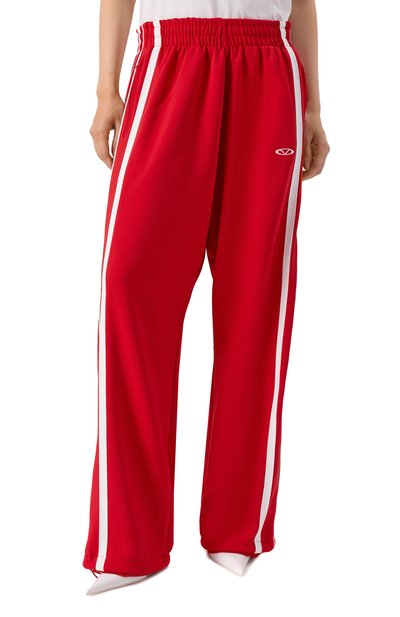 Брюки VETEMENTS красного цвета по цене 109500 руб., арт. UH76GP100R/250391 P0LYESTER, фото 3 Брюки VETEMENTS, арт. UH76GP100R/250391 P0LYESTER, фото 3