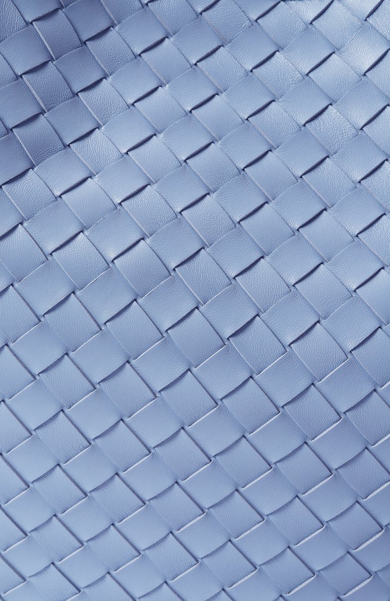 Женская сумка sardine medium BOTTEGA VENETA голубого цвета, арт. 754988-VCPP1 | Фото 3 (Размер: medium; Материал: Натуральная кожа; Автоматизация состава: Проставлено; Автоматизация ТО: Проставлено)