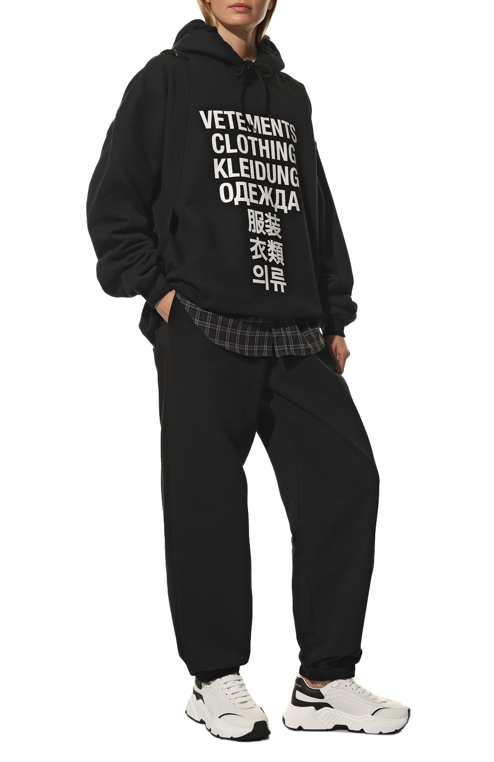 Хлопковые джоггеры VETEMENTS черного цвета по цене 119500 руб., арт. UA53SP600B 1606/W, фото 2 Хлопковые джоггеры VETEMENTS, арт. UA53SP600B 1606/W, фото 2