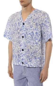 Мужская льняная рубашка KITON голубого цвета, арт. UMC025H08902 | Фото 3 (Рукава: Короткие; Материал внешний: Лен; Длина (для топов): Стандартные; Драгоценные камни: Проставлено; Материал сплава: Проставлено; Воротник: Открытый ворот; Принт: С принтом; Случай: Повседневный; Стили: Кэжуэл)