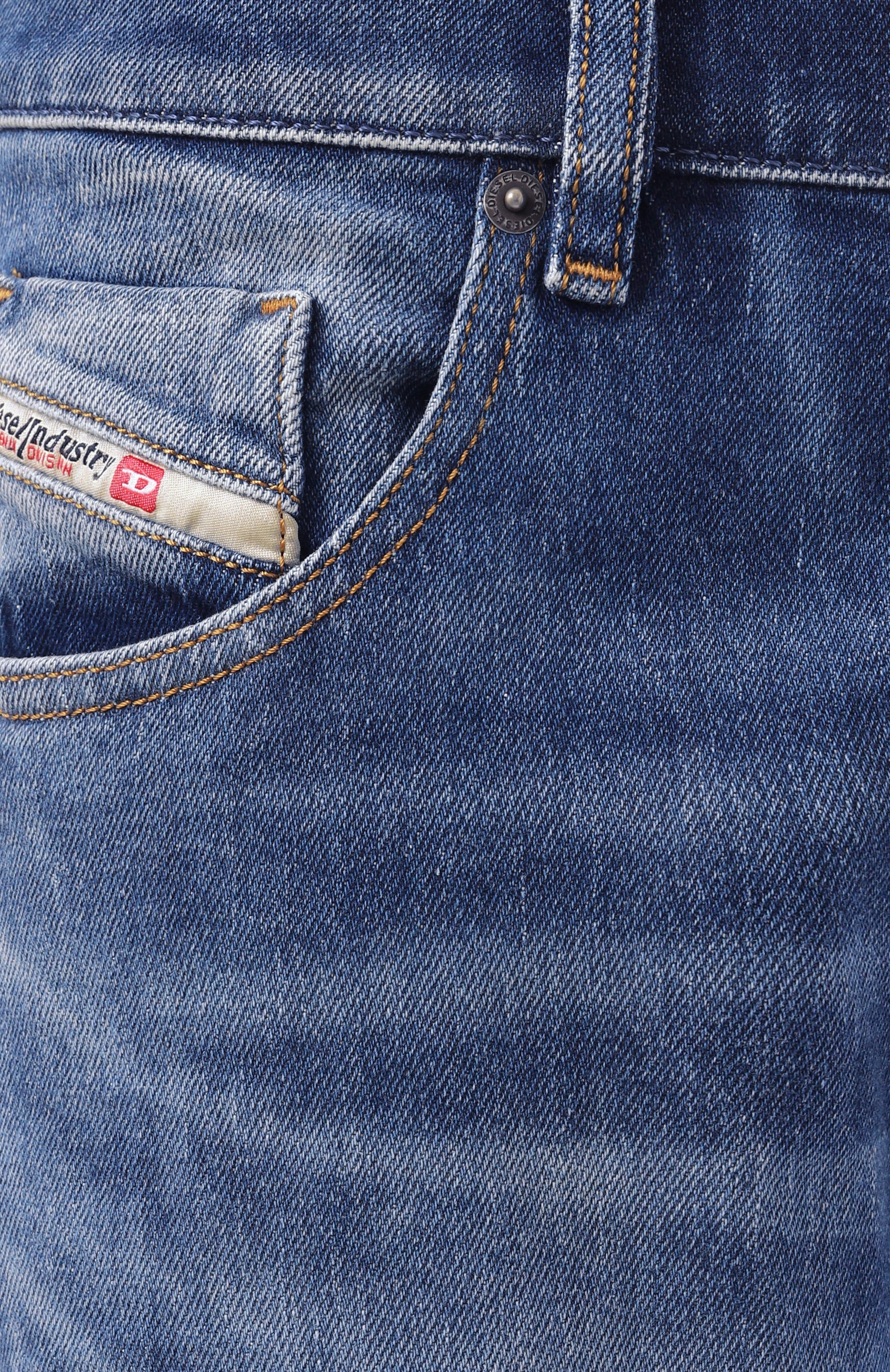 Джинсы 2019 d-strukt DIESEL синего цвета по цене 21150 руб., арт. A03558/09L19, фото 6 Джинсы 2019 d-strukt DIESEL, арт. A03558/09L19, фото 6