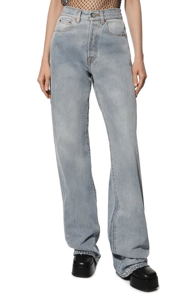 Джинсы VETEMENTS светло-голубого цвета по цене 144500 руб., арт. UA53PA850L 2801/W, фото 3 Джинсы VETEMENTS, арт. UA53PA850L 2801/W, фото 3