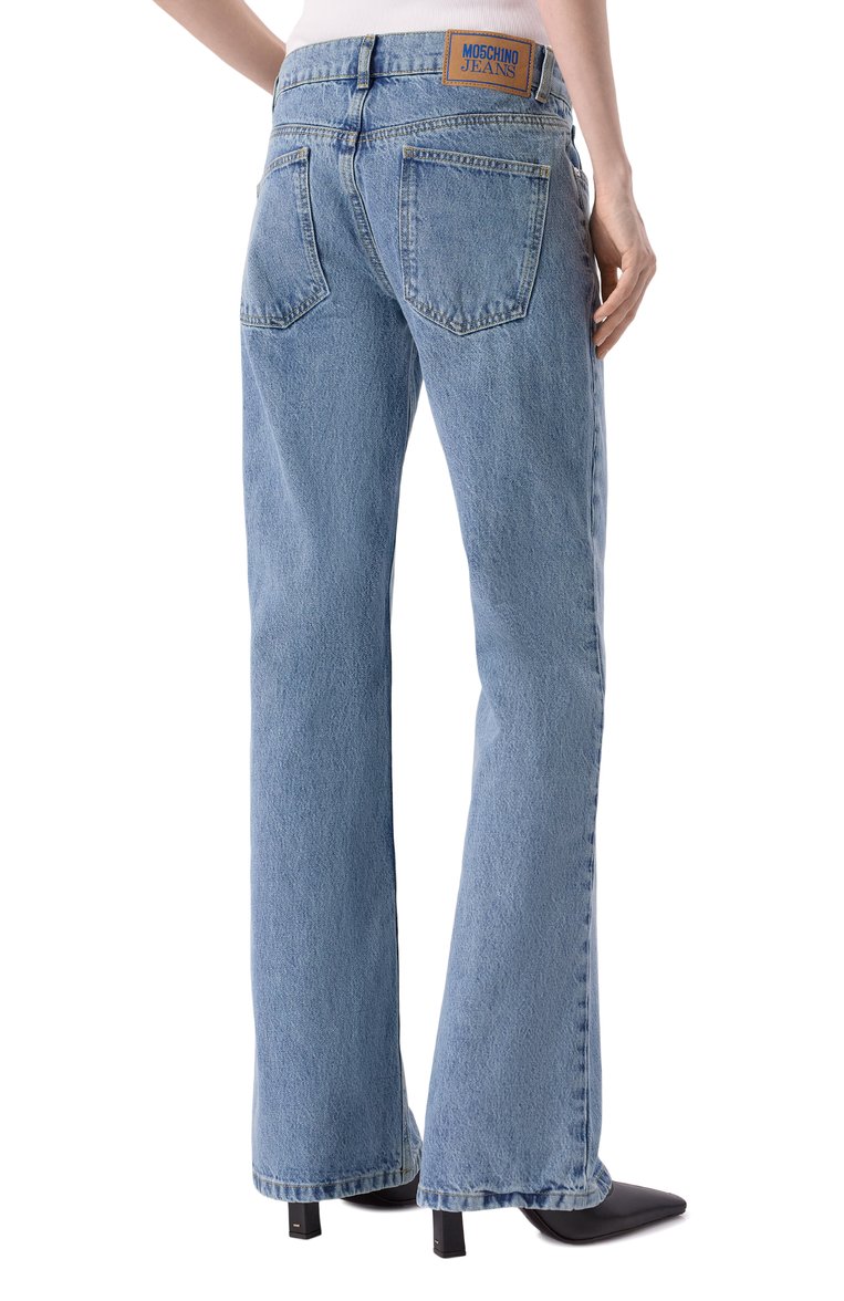 Женские джинсы M05CH1NO JEANS голубого цвета, арт. A0331/3217 | Фото 4 (Длина (брюки, джинсы): Удлиненные; Материал внешний: Хлопок, Деним; Кросс-КТ: Деним; Детали: Делаве; Силуэт Ж (брюки и джинсы): Расклешенные; Стили: Гранж)
