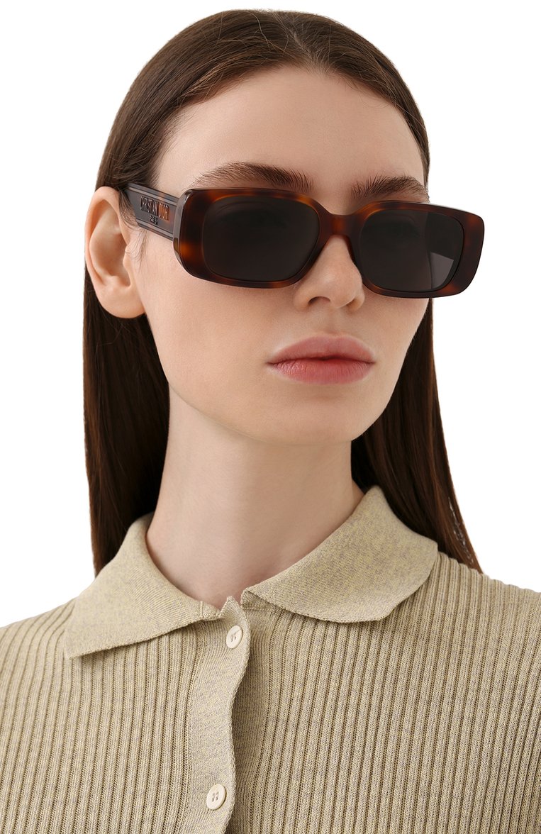 Женские солнцезащитные очки DIOR EYEWEAR коричневого цвета, арт. WILDI0R S2U 26A0 | Фото 2 (Региональные ограничения белый список (Axapta Mercury): Не проставлено, RU; Нос: Не проставлено; Тип очков: С/з; Оптика Гендер: оптика-женское; Очки форма: Прямоугольные)