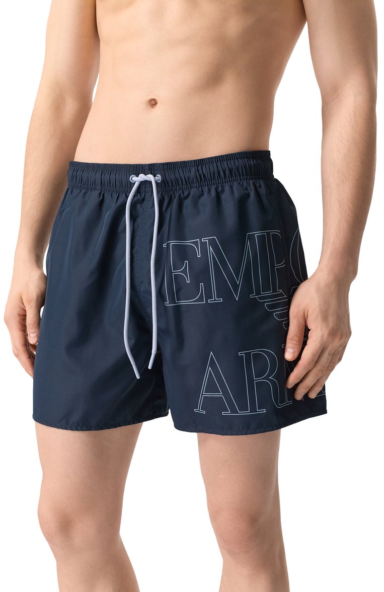 Мужские плавки-шорты EMPORIO ARMANI темно-синего цвета, арт. EM000583/AF12326 | Фото 2 (Нос: Не проставлено; Принт: С принтом; Мужское Кросс-КТ: плавки-шорты; Материал внешний: Синтетический материал)