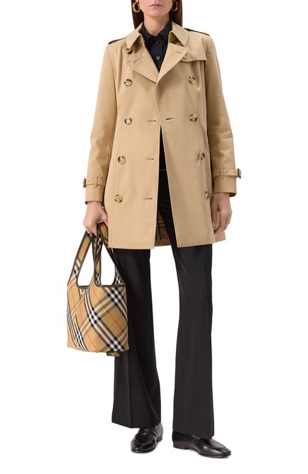 Женский хлопковый тренч BURBERRY бежевого цвета, арт. 8079408 | Фото 2 (Рукава: Длинные; Длина (верхняя одежда): До середины бедра; Материал подклада: Хлопок; Драгоценные камни: Проставлено; Материал сплава: Проставлено; Материал внешний: Хлопок)