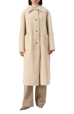 Женская двусторонняя дубленка из овчины KITON кремового цвета, арт. D58671K0546F02 | Фото 3 (Длина (верхняя одежда): Длинные; Рукава: Длинные; Материал внешний: Натуральный мех; Кросс-КТ: Куртка; Стили: Кэжуэл)