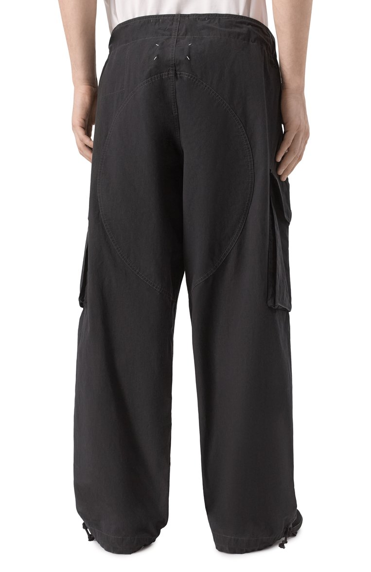 Мужские брюки-карго MAISON MARGIELA черного цвета, арт. S50KA0670/M35289 | Фото 4 (Автоматизация состава: Проставлено; Материал внешний: Синтетический материал, Хлопок; Автоматизация ТО: Проставлено; Длина (брюки, джинсы): Стандартные; Случай: Повседневный; Силуэт М (брюки): Карго; Стили: Кэжуэл)