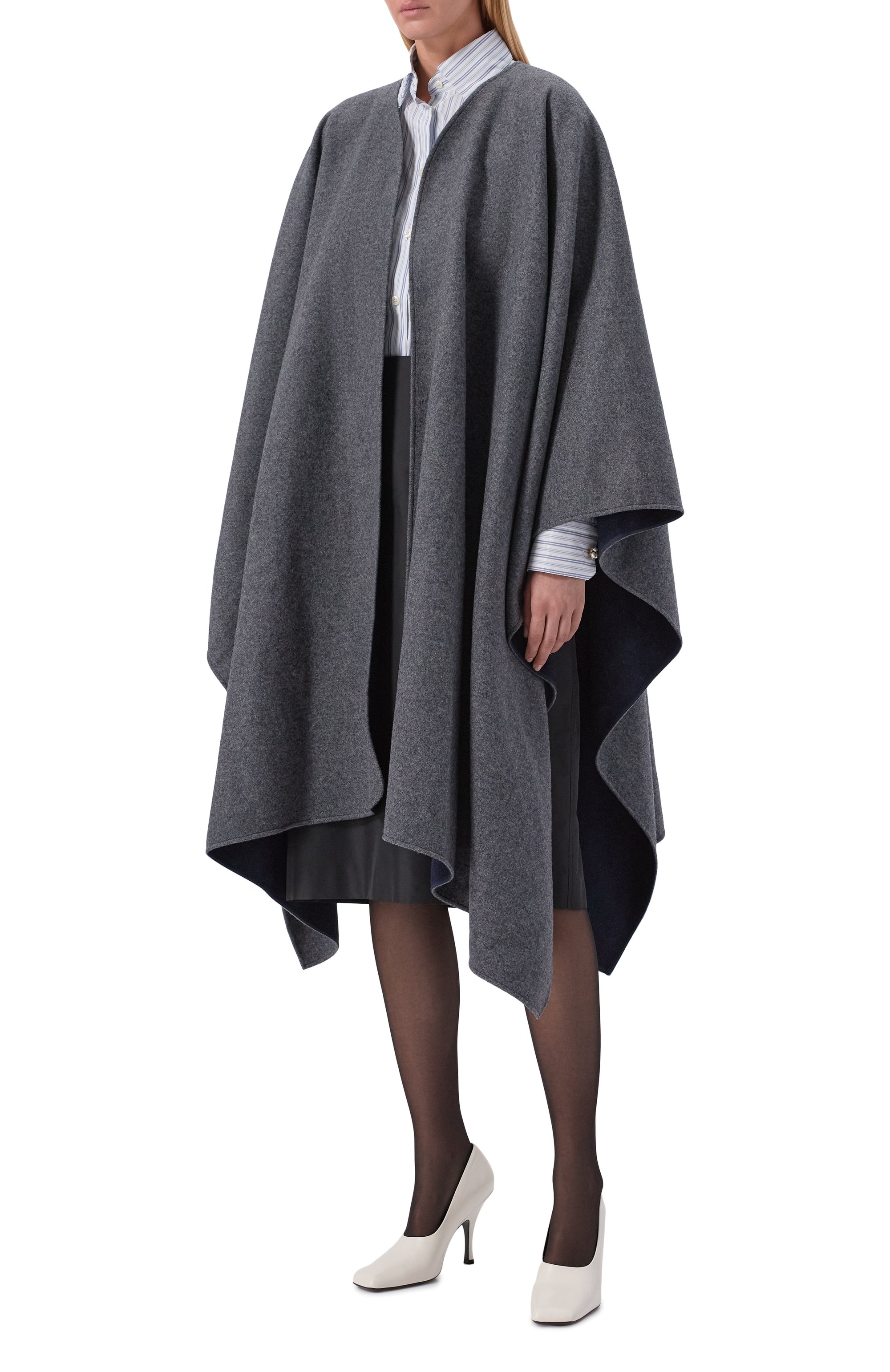 Двусторонний шерстяной кейп señora SANCHY серого цвета по цене 43400 руб., арт. AW25.54.01/80, фото 3 Двусторонний шерстяной кейп señora SANCHY, арт. AW25.54.01/80, фото 3