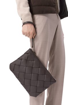 Мужская клатч diago large BOTTEGA VENETA темно-коричневого цвета, арт. 795632/V4FV1 | Фото 2 (Материал сплава: Проставлено; Драгоценные камни: Проставлено; Материал: Натуральная кожа; Размер: medium; Принт: Без принта)