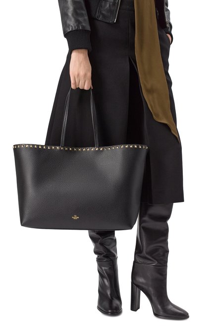 Женская сумка-тоут rockstud VALENTINO черного цвета, арт. ZW2B0B70/VSF | Фото 2 (Материал: Натуральная кожа; Материал сплава: Проставлено; Драгоценные камни: Проставлено; Размер: large)