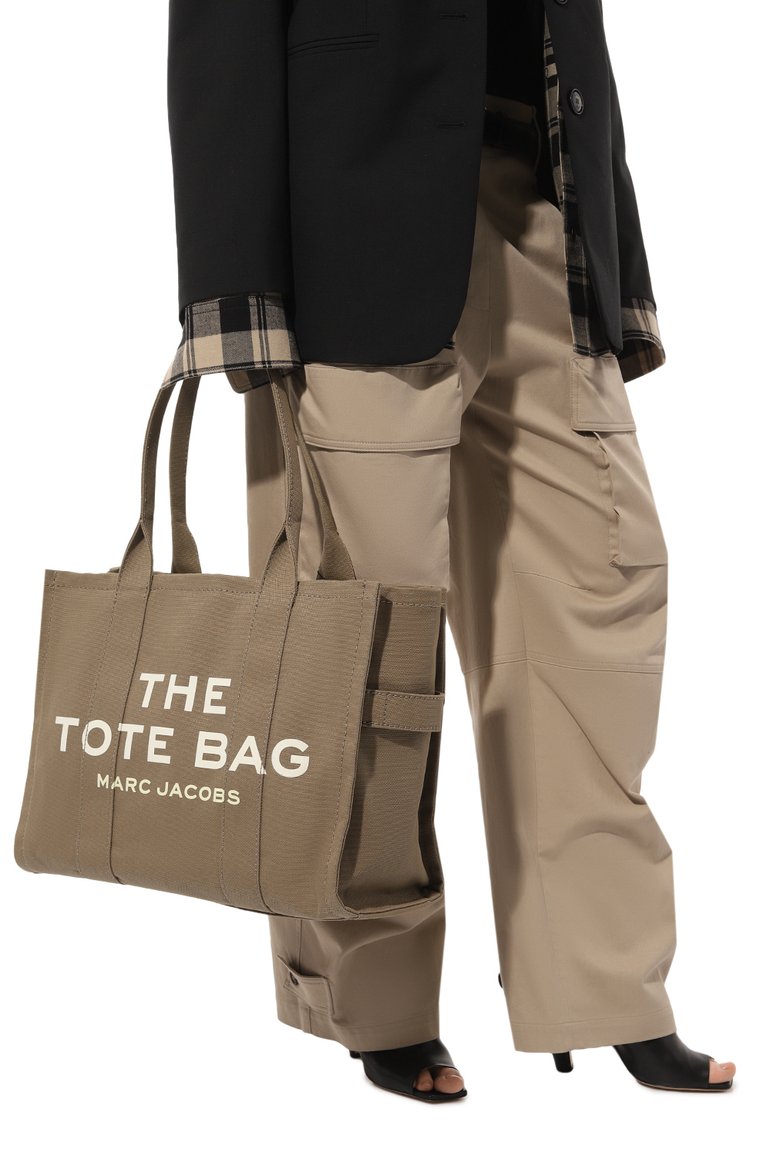 Женская сумка the tote bag large MARC JACOBS (THE) хаки цвета, арт. M0016156 | Фото 2 (Сумки-технические: Сумки-шопперы; Материал: Текстиль; Размер: large; Драгоценные камни: Проставлено; Материал сплава: Проставлено; Нос: Не проставлено)