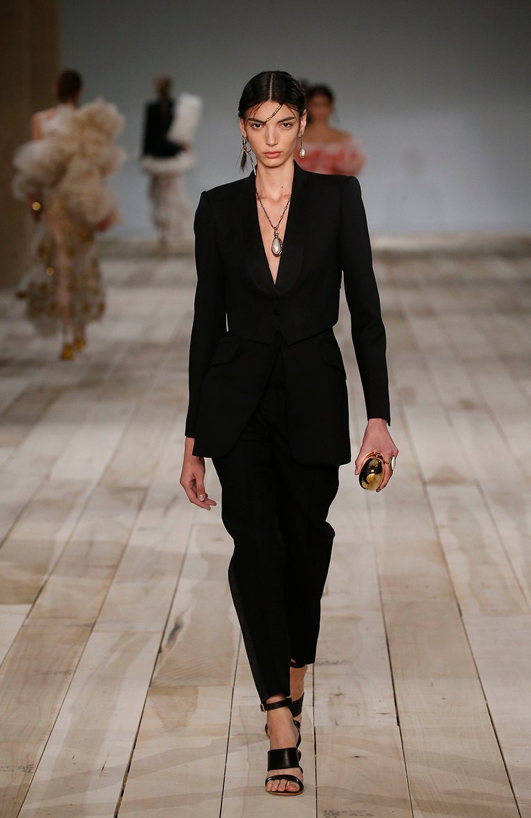 Женский жакет ALEXANDER MCQUEEN черного цвета, арт. 621339/QEAAA | Фото 6 (Рукава: Длинные; Длина (для топов): Стандартные; Материал подклада: Купро; Материал внешний: Синтетический материал, Вискоза; 1-2-бортные: Однобортные; Женское Кросс-КТ: Жакет-одежда; Случай: Вечерний)