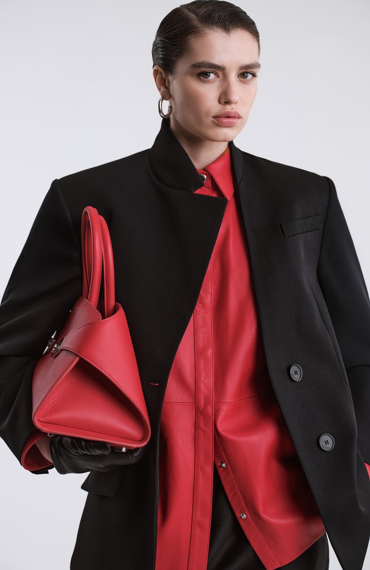 Женская сумка hug medium FERRAGAMO красного цвета, арт. 215608/766761 | Фото 8 (Материал: Натуральная кожа; Ремень/цепочка: На ремешке; Автоматизация состава: Проставлено; Размер: medium; Автоматизация ТО: Проставлено)