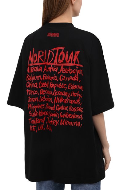 Хлопковая футболка VETEMENTS черного цвета по цене 73500 руб., арт. UA52TR580R 1610/W, фото 4 Хлопковая футболка VETEMENTS, арт. UA52TR580R 1610/W, фото 4