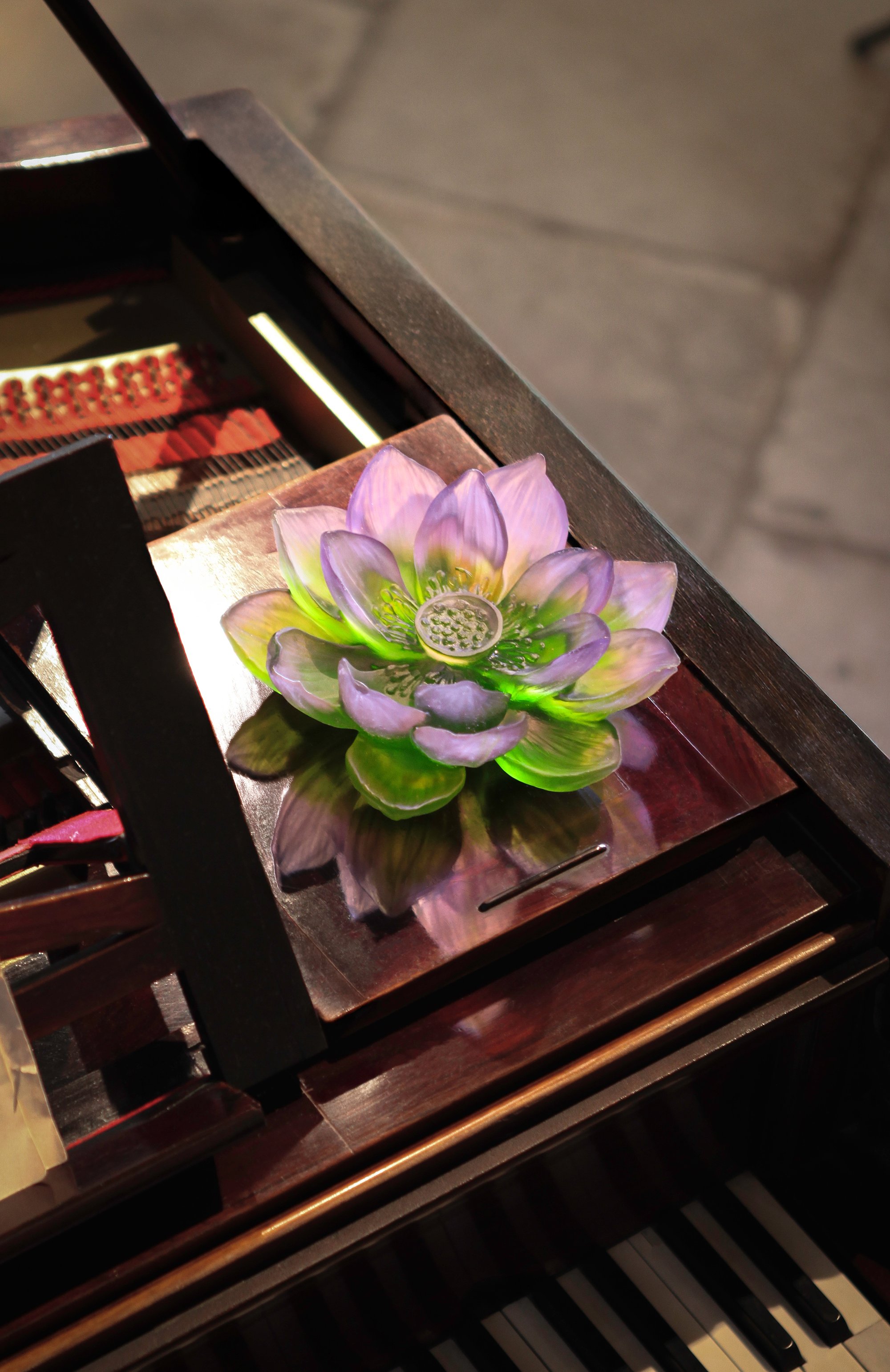 Декоративный цветок jardin de lotus DAUM сиреневого цвета по цене 310500 руб., арт. 05871-1, фото 2 Декоративный цветок jardin de lotus DAUM, арт. 05871-1, фото 2