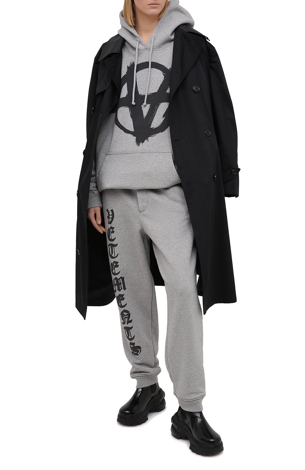 Хлопковые джоггеры VETEMENTS серого цвета по цене 59900 руб., арт. ME51PA820G 1601, фото 2 Хлопковые джоггеры VETEMENTS, арт. ME51PA820G 1601, фото 2
