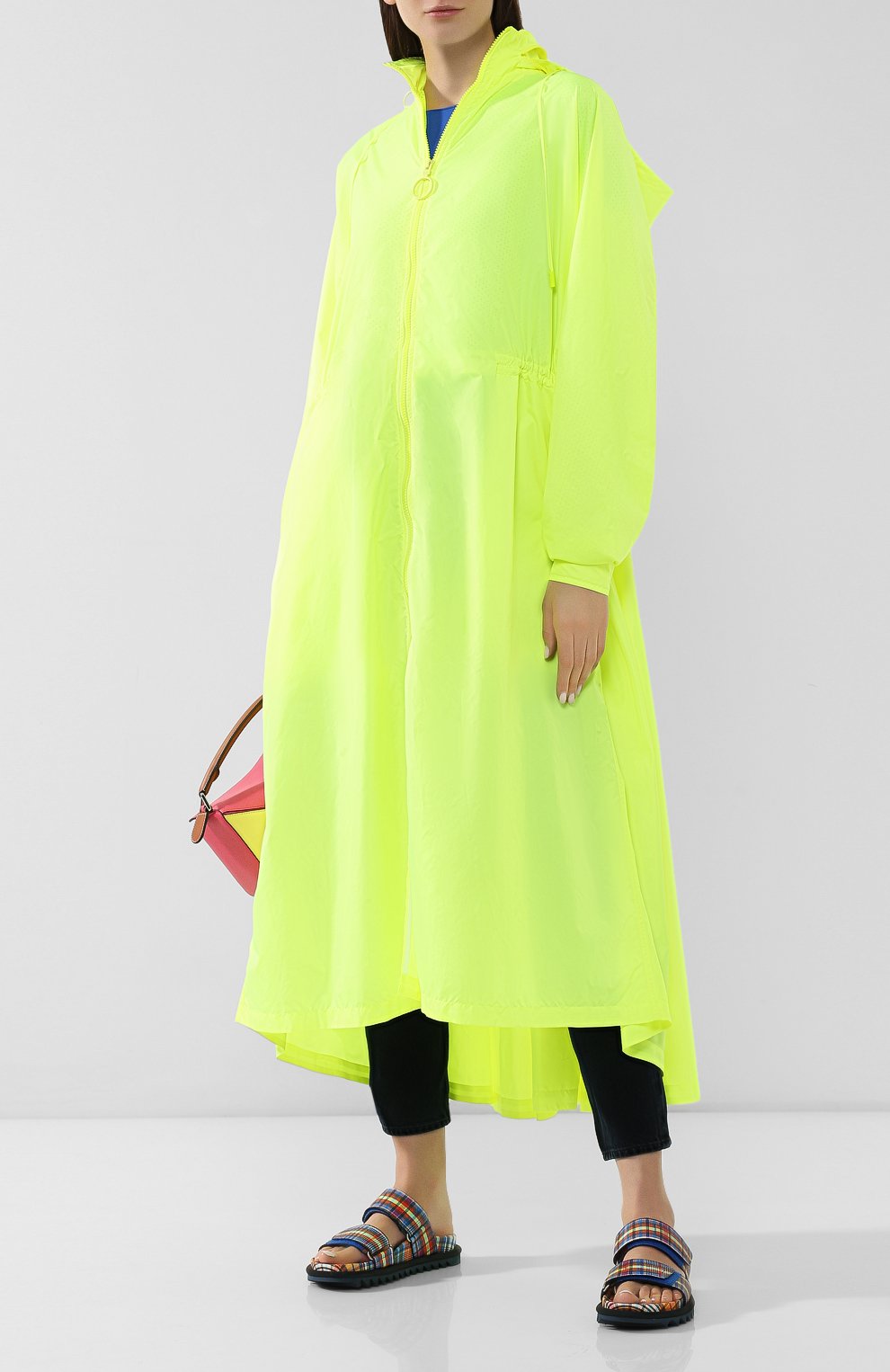 Плащ с капюшоном OFF-WHITE желтого цвета по цене 119500 руб., арт. 0WEA170S19E000446200, фото 2 Плащ с капюшоном OFF-WHITE, арт. 0WEA170S19E000446200, фото 2