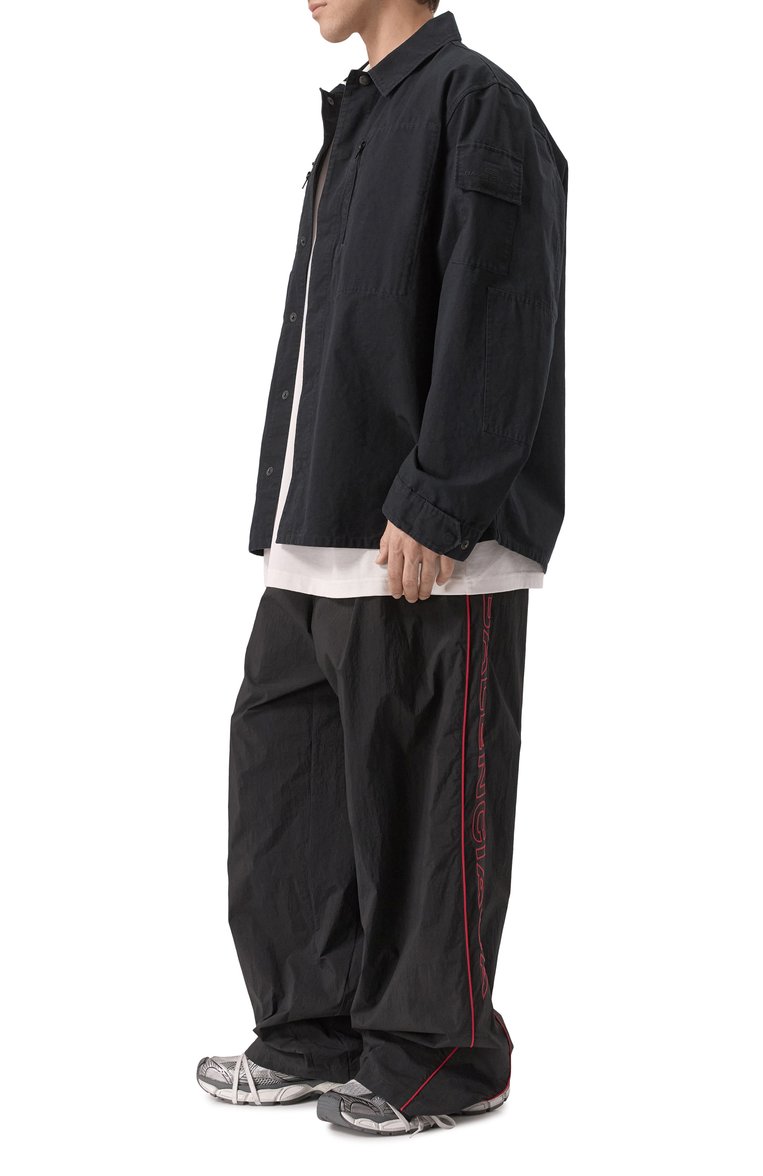 Мужские брюки BALENCIAGA черного цвета, арт. 814573/TR032 | Фото 2 (Длина (брюки, джинсы): Стандартные; Материал внешний: Синтетический материал; Случай: Повседневный; Стили: Кэжуэл; Автоматизация ТО: Проставлено; Автоматизация состава: Проставлено)