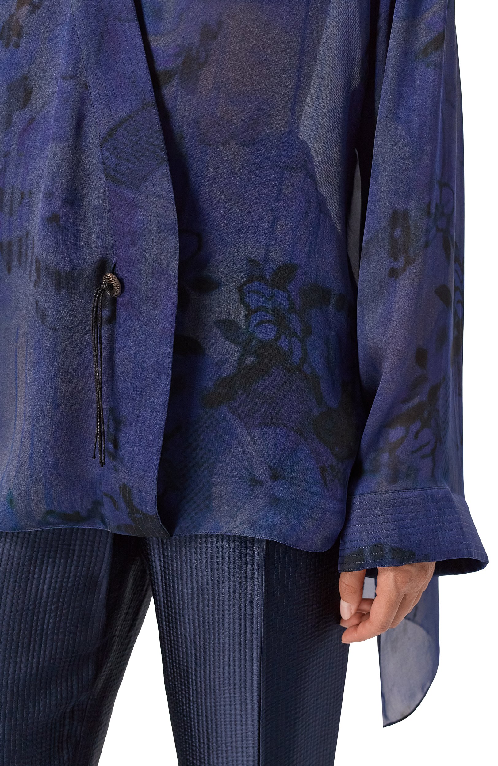 Шелковая блузка GIORGIO ARMANI темно-синего цвета по цене 358000 руб., арт. GW003880/TE22820, фото 5 Шелковая блузка GIORGIO ARMANI, арт. GW003880/TE22820, фото 5